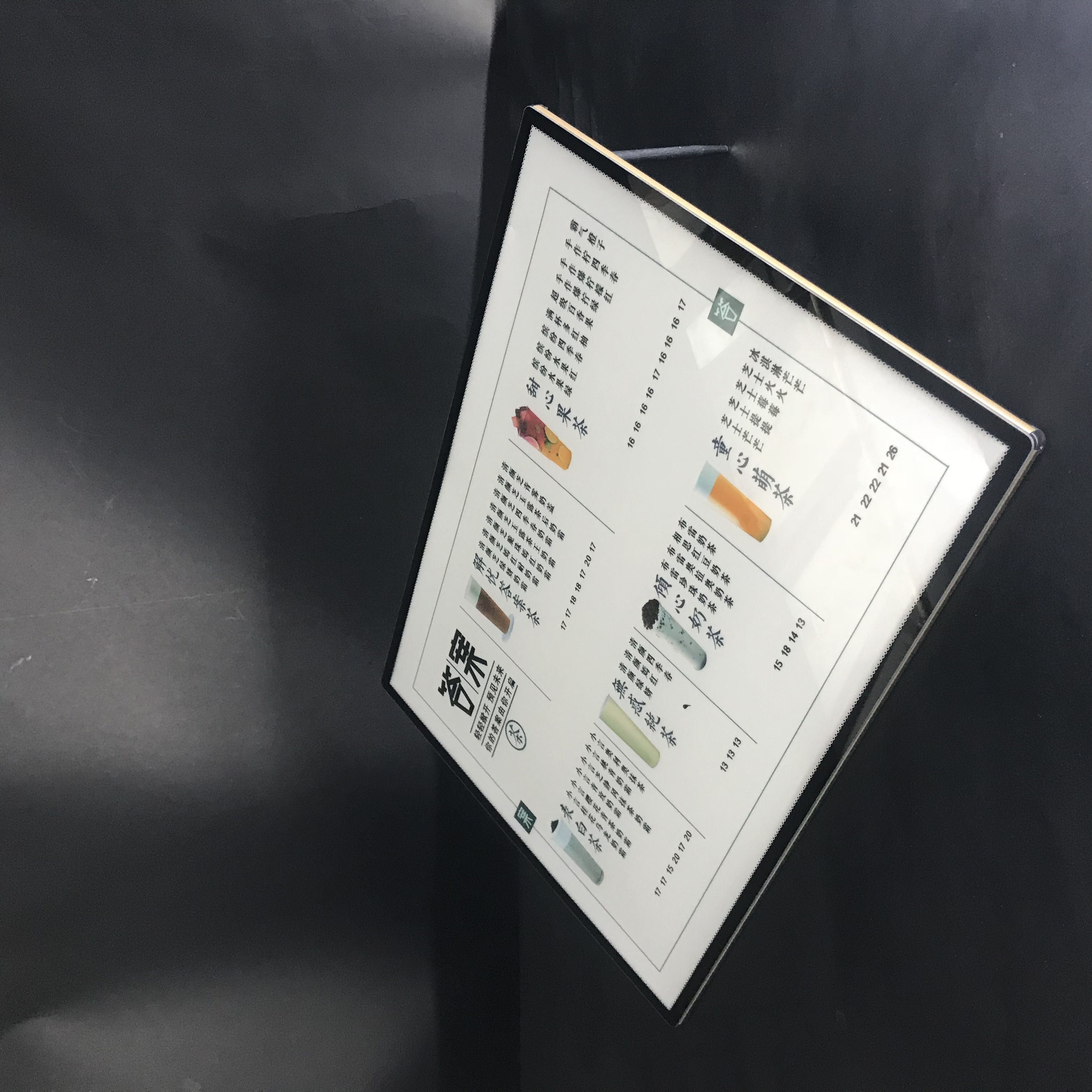 Caja de luz de panel de vidrio LED vertical con marco de aluminio dorado